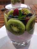 Yogurt griego con arándanos, frambuesas y granola