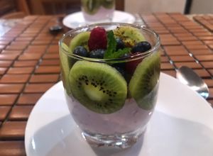 Una foto de Yogurt griego con arándanos, frambuesas y granola