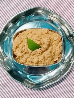 தேங்காய் சட்னி (Thenkaai chutney recipe in tamil) செய்முறை முக்கிய புகைப்படம்