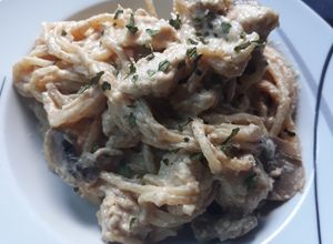 Foto principal de Espaguetis salsa alfredo con pollo y champiñones