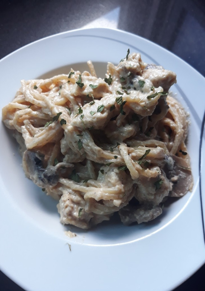Una foto de Espaguetis salsa alfredo con pollo y champiñones