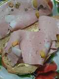 Pan de harina integral con mortadella y con mermelada
