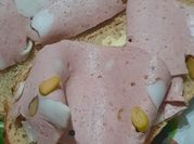 Una foto de pan de pistacho