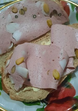 Una foto de Pan de harina integral con mortadella y con mermelada