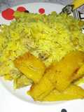 Arroz con pollo al curry y plátano dulce