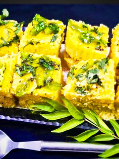 गुजराती खमण ढोकला (Gujrati khaman dhokla recipe in hindi) रेसिपी मुख्य फोटो