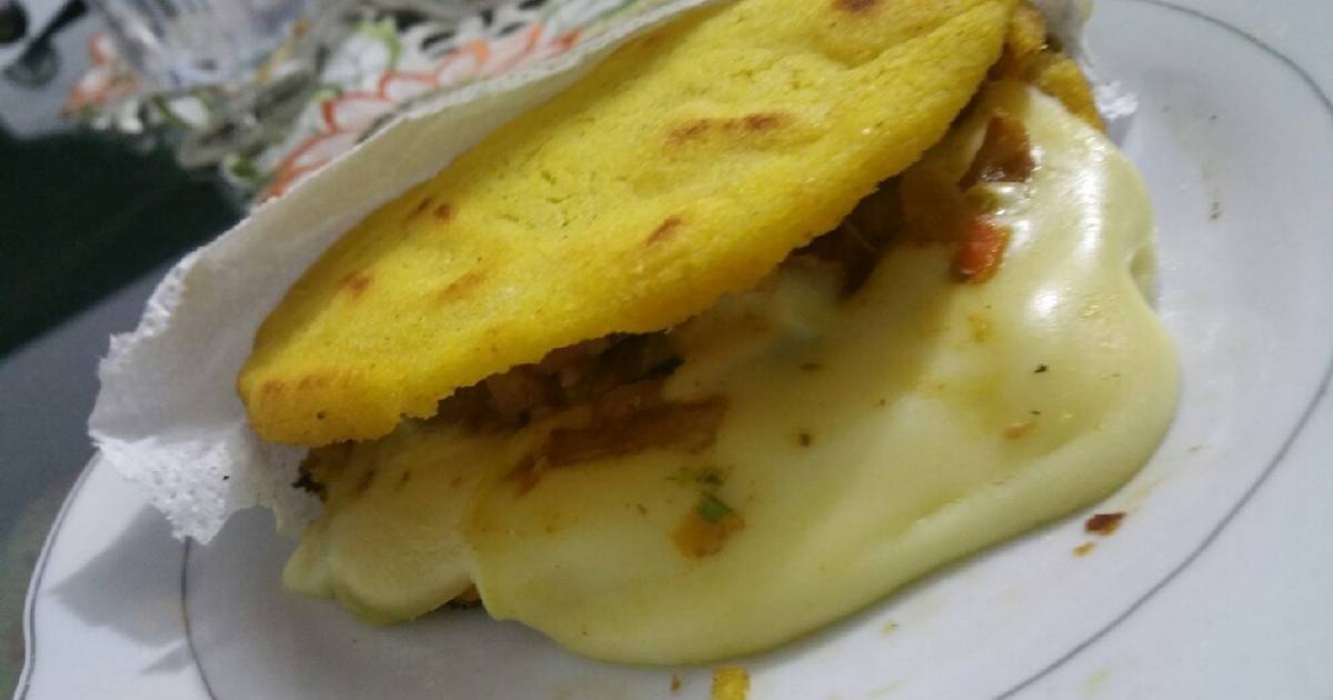 Arepas con harina de garbanzos y aguacate. Receta de cocina