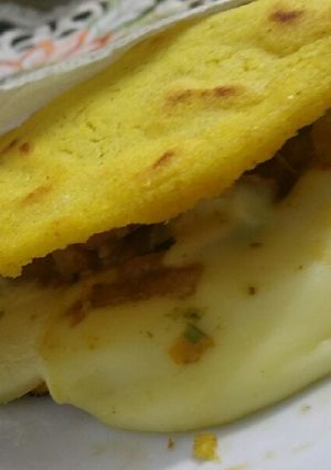 Una foto de Arepa rellena a mi estilo 😅con pollo y vegetales😋