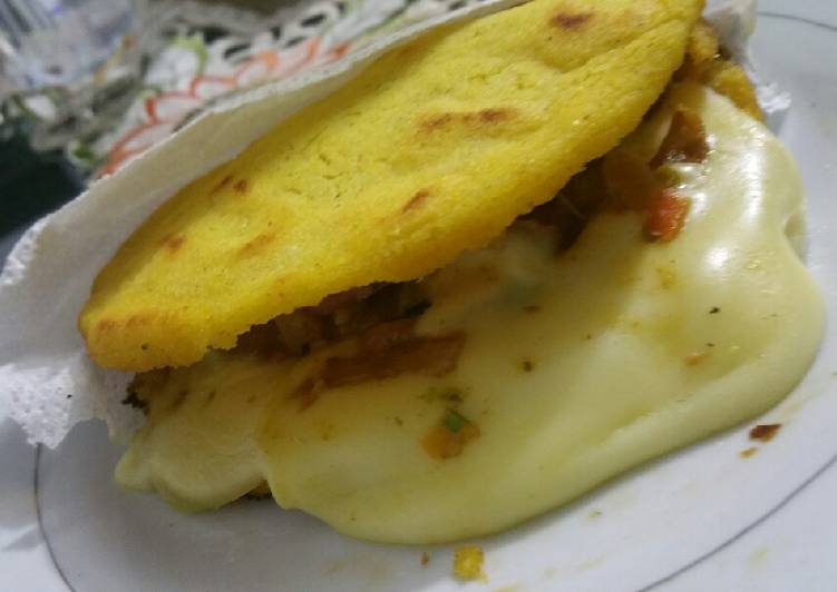 Arepa rellena a mi estilo 😅con pollo y vegetales😋