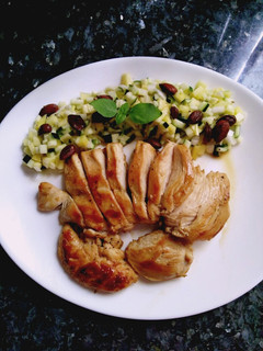 Una foto de Pechuga de pollo con ensalada de mango y calabacín