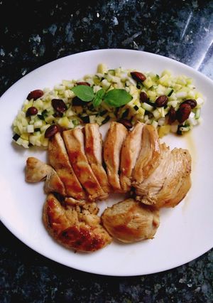 Una foto de Pechuga de pollo con ensalada de mango y calabacín