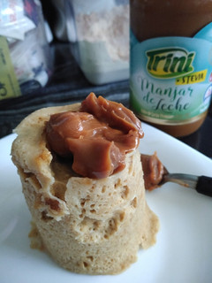 Una foto de Mug Cake de mantequilla de maní🥜con dulce de leche
