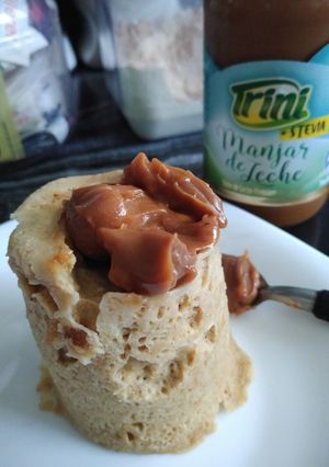 Una foto de Mug Cake de mantequilla de maní🥜con dulce de leche