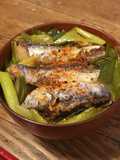 Ciotola di riso giapponese con sardine