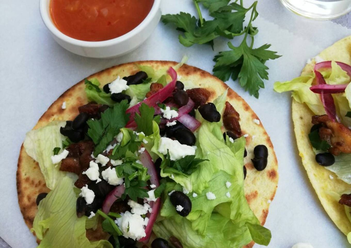 Tacos de pollo frito con cebolla roja encurtida exprés