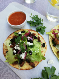 Una foto de Tacos de pollo frito con cebolla roja encurtida exprés