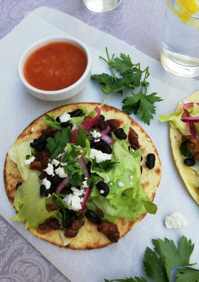 Una foto de Tacos de pollo frito con cebolla roja encurtida exprés