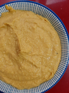Una foto de Hummus de cúrcuma