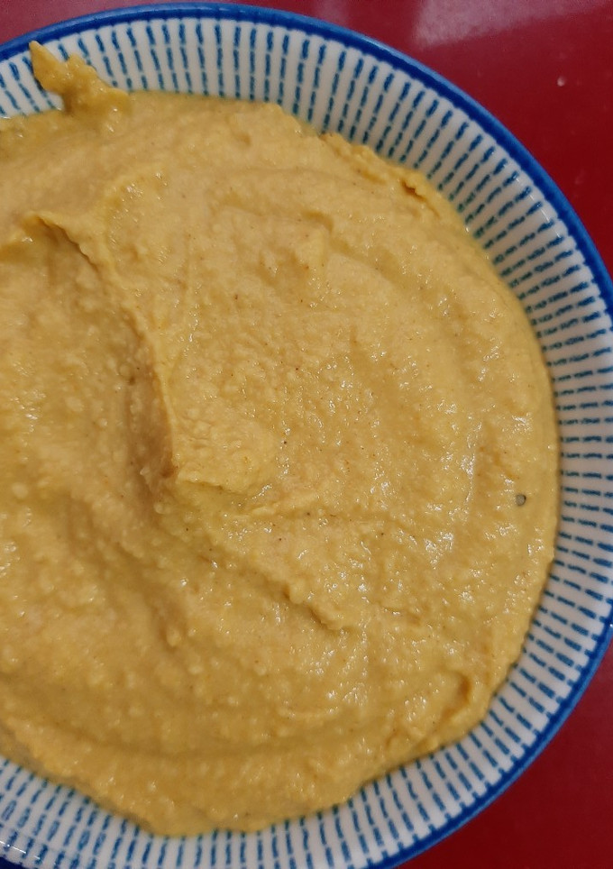 Una foto de Hummus de cúrcuma