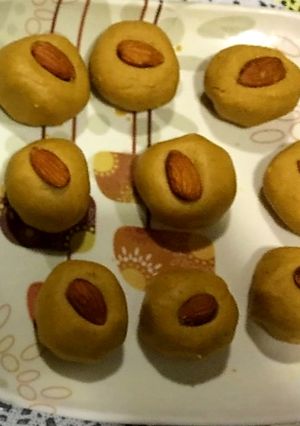 A picture of Chickpea (besan)laddu.