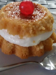 Una foto de Baba au rhum o savarine