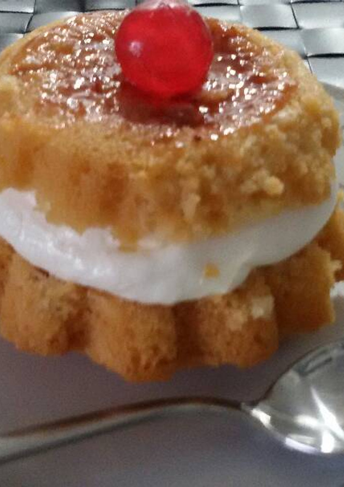 Una foto de Baba au rhum o savarine