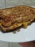 Tostado de cebolla, cheddar y queso parmesano