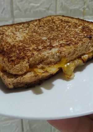 Una foto de Tostado de cebolla, cheddar y queso parmesano