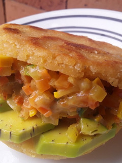Una foto de Arepa rellena de calabacín y aguacate🥑🍘🥗