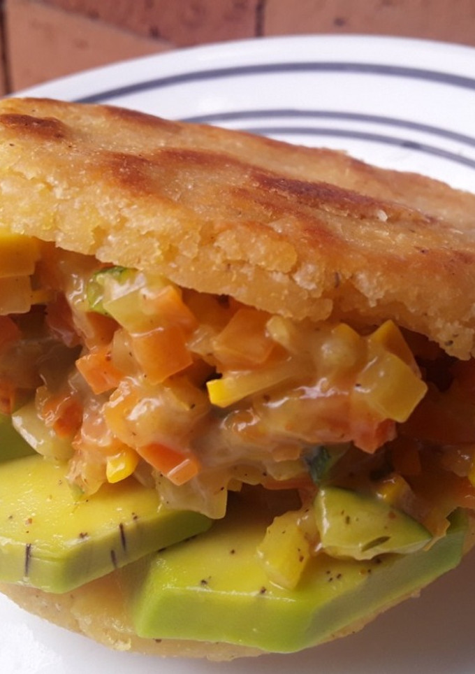 Una foto de Arepa rellena de calabacín y aguacate🥑🍘🥗