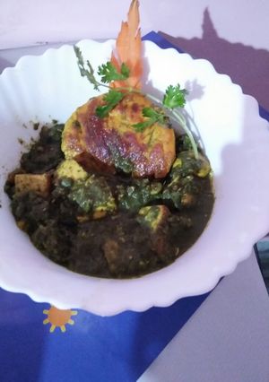 A picture of Paneer in green gravy.