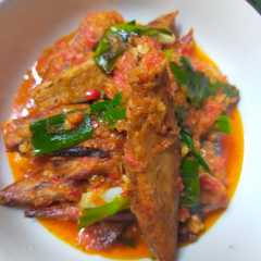 A picture of Pindang tongkol masak balado.