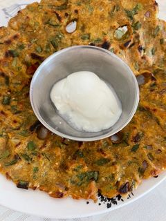 कांदापात घालुन थालीपीठ (thalipeeth recipe in marathi) रेसिपी चे मुख्य फोटो