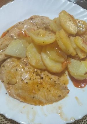 Una foto de Pechugas de Pollo a la cacerola con papas