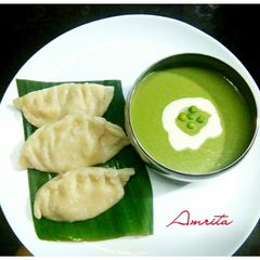 A picture of Cheesy momos with pea soup.