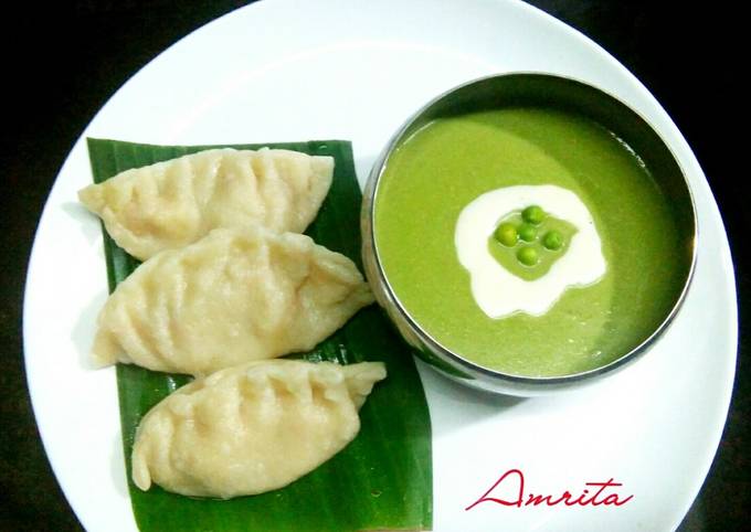 Cheesy momos with pea soup