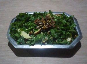 Una foto de Ensalada de rúcula y manzana con dressing