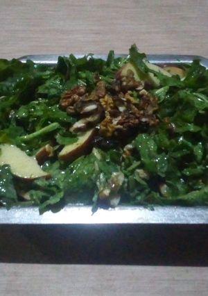Una foto de Ensalada de rúcula y manzana con dressing