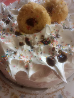 Una foto de Torta blanco con un toque de limón