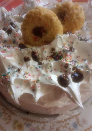 Una foto de Torta blanco con un toque de limón