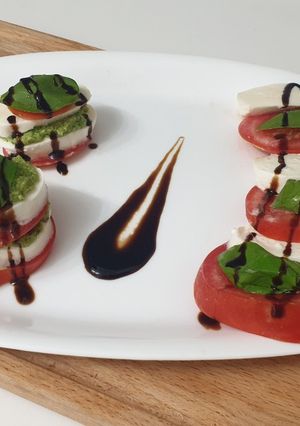 Foto di Caprese con pesto e glassa balsamica