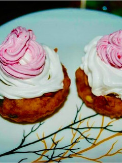 रेड वेलवेट मिनी केक (red velvet mini cake recipe in Hindi) रेसिपी मुख्य फोटो