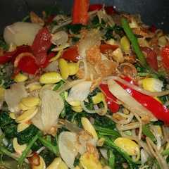 รูปของ Tumis Selada pedas dengan cambah dele.