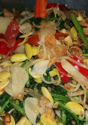 Foto resep Tumis Selada pedas dengan cambah dele.