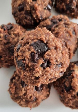 Une photo de Cookies balls energie pruneaux et pépites de choc