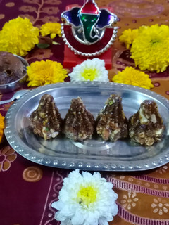 અંજીર મોદક (Anjeer Modak Recipe In Gujarati) રેસીપી મુખ્ય ફોટો