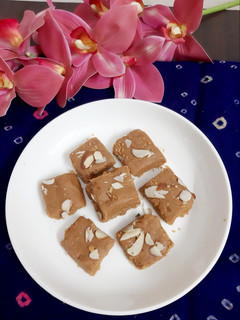 सूजी बेसन की बर्फी (Suji Besan Barfi Recipe in Hindi) रेसिपी मुख्य फोटो
