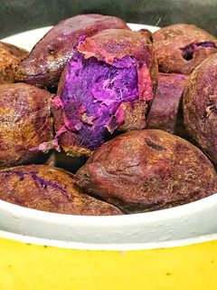 Hình của món Khoai Lang Tím Luộc.