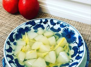 Hình của món Lê chưng đường phèn trị ho cho mẹ bầu và bé.