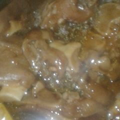 A picture of Cow heels in brown onion soup.